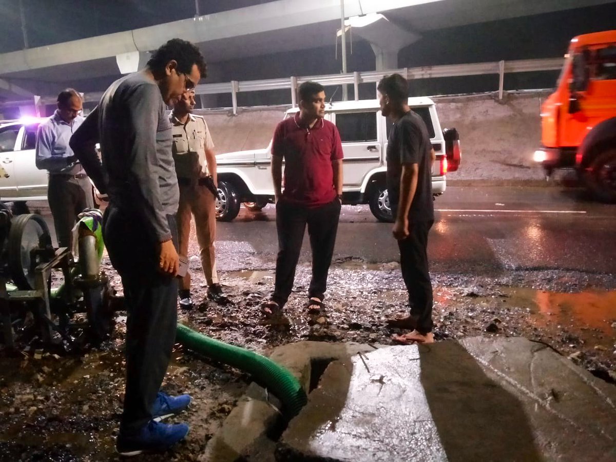 DistrictAdm_FBD's tweet photo. #Information | After the heavy rain in the city yesterday, the district administration is on full alert mode. Deputy Commissioner Vikram himself took stock of the entire situation in the city along with SDM Faridabad, Paramjit Chahal and other officials at 11:30 last night. https://t.co/1af0fNPAZH