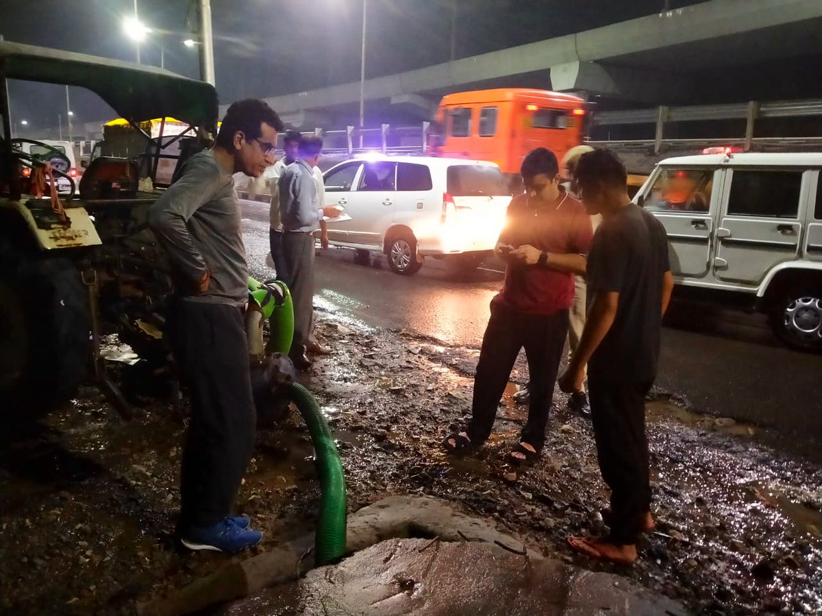 DistrictAdm_FBD's tweet photo. #Information | After the heavy rain in the city yesterday, the district administration is on full alert mode. Deputy Commissioner Vikram himself took stock of the entire situation in the city along with SDM Faridabad, Paramjit Chahal and other officials at 11:30 last night. https://t.co/1af0fNPAZH