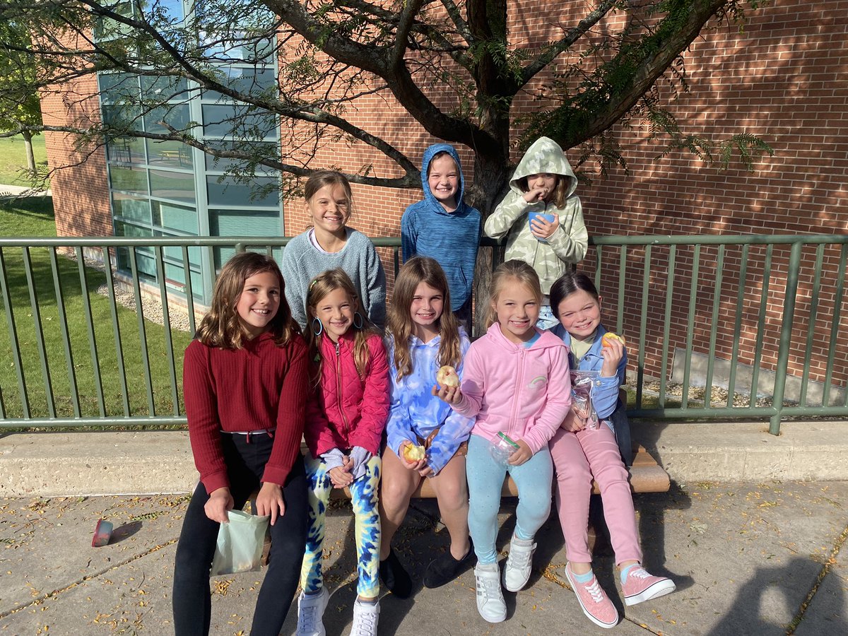 MrsPaulson2's tweet photo. These 3P girls found a warm sunny bench for snack time! 🍎☀️ https://t.co/rPTzmIxDFg