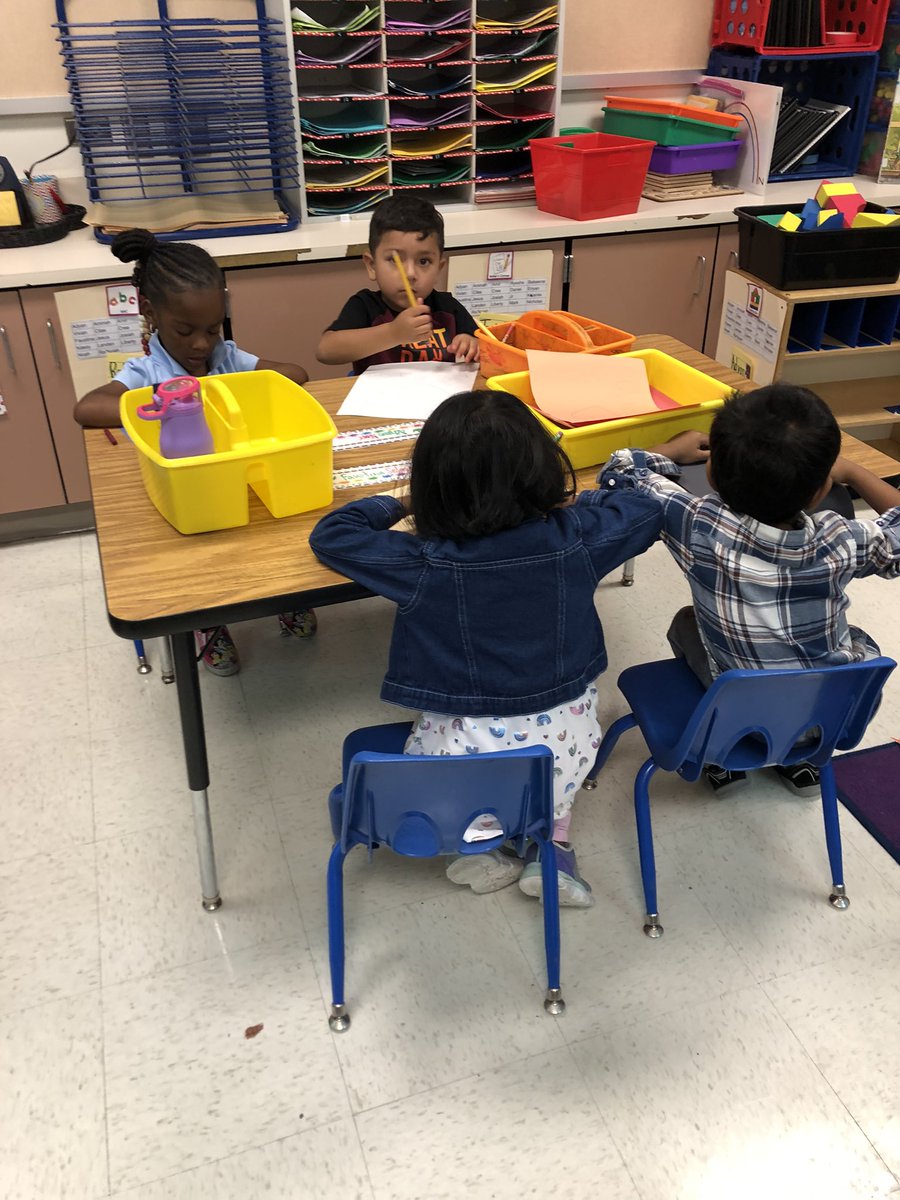 KatieHerman26's tweet photo. We had so much learning how to use our new center check in signs with our name tags! The class did a good job following the rules! It’s all about choice, fun, and learning in pre-K! ❤️🎉😃 @Shugart_Sheriff #GISDPreK @ChasityDBass @PNFlores1 @ChavezGISD @tammy2fine https://t.co/uAJXjneAlM