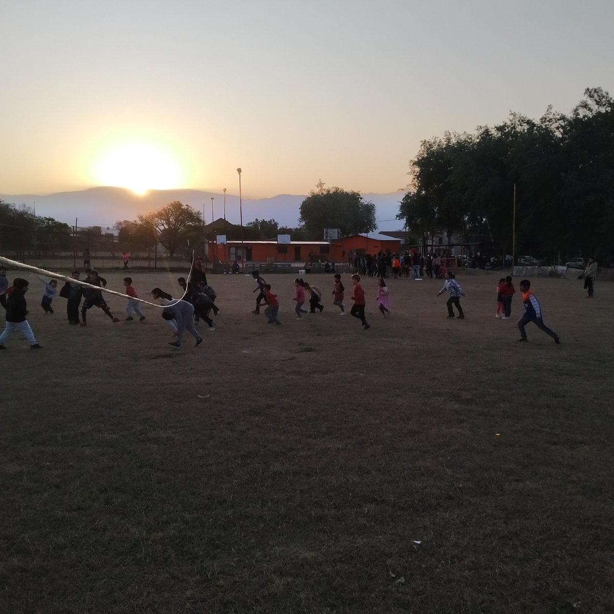 ClubFoxSalta's tweet photo. El pasado lunes llevamos a cabo la tercera Jornada Recreativa e Integradora, con presencia de los niños y niñas de Beisbol, Voley y Basquet del Club 🟠🔵🏟️ https://t.co/GwZGOCubke