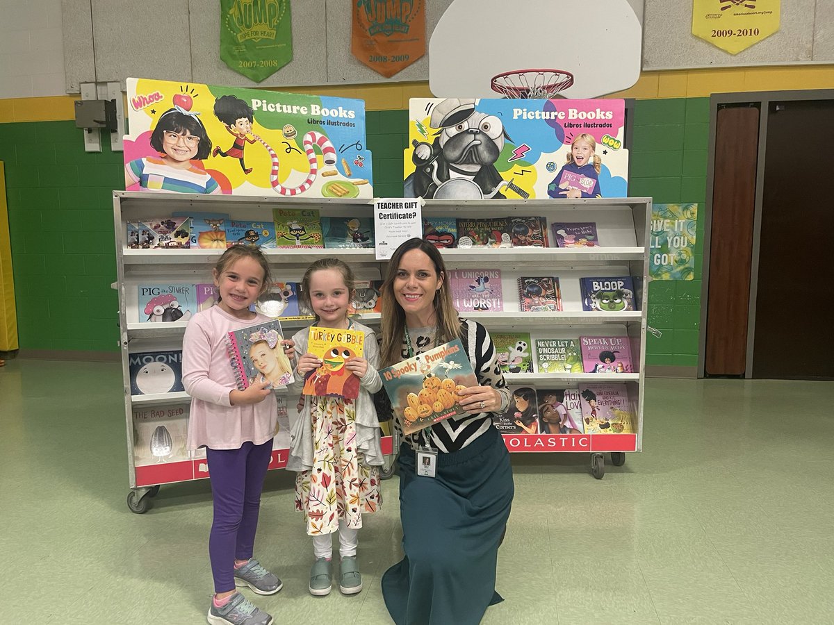 PrincipalONeal's tweet photo. What’s the perfect combo? Ice cream 🍦 & books! 📚 #ElizabethIde @ScholasticTeach #BookFair #IceCreamSocial #ThanksPTO https://t.co/6hFekoz6td