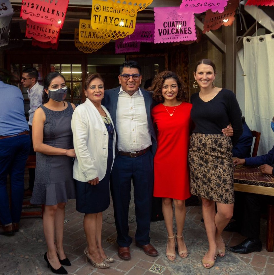 TlaxcalaExiste's tweet photo. Felicidades a #CuatroVolcanes por logro al obtener la medalla Gran Oro, para el Ron Añejo y la medalla Plata, para el Whiskey de Maíz Azul, en el Concurso de espirituosos Guanajuato. #TlaxcalaSíExiste y nos maravilla diariamente con productos y experiencias de la mejor calidad. https://t.co/UHsMc6tnNC