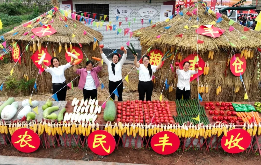 xia93288368's tweet photo. 今天是第五个“中国农民丰收节”

希望的田野，丰收的中国！

祝全国农民朋友和“三农”战线的同志们，节日快乐！ https://t.co/h16vWdwyZS