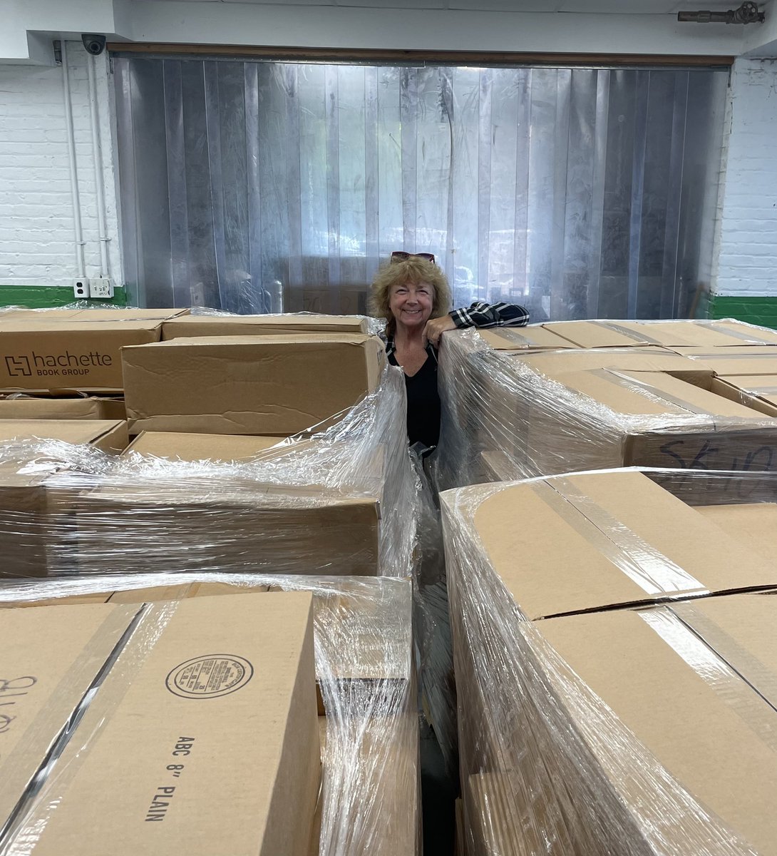 Our 40,000 books have arrived! Join us for free books on Oct. 1!  Volunteers still needed beforehand! #ReadingOpenstheWorld @AFTunion @mspetter @nysut @emiljanaulaj @rweingarten @AFTEVPDeJesus @MelindaJPerson @AndyPallotta @YonkersSchools @CityofYonkers