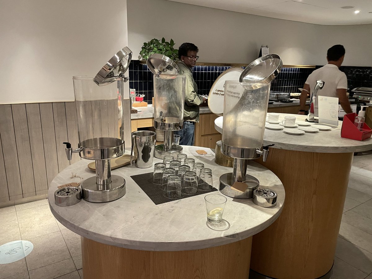 JohnRDonovan's tweet photo. Hi @Qantas  Many thanks for the delicious meal in the Brisbane flight lounge at 7:45 on Wednesday evening. And supplemented by a fantastic vegetarian meal on the flight. @crikey_news https://t.co/qCGqTRu7WU