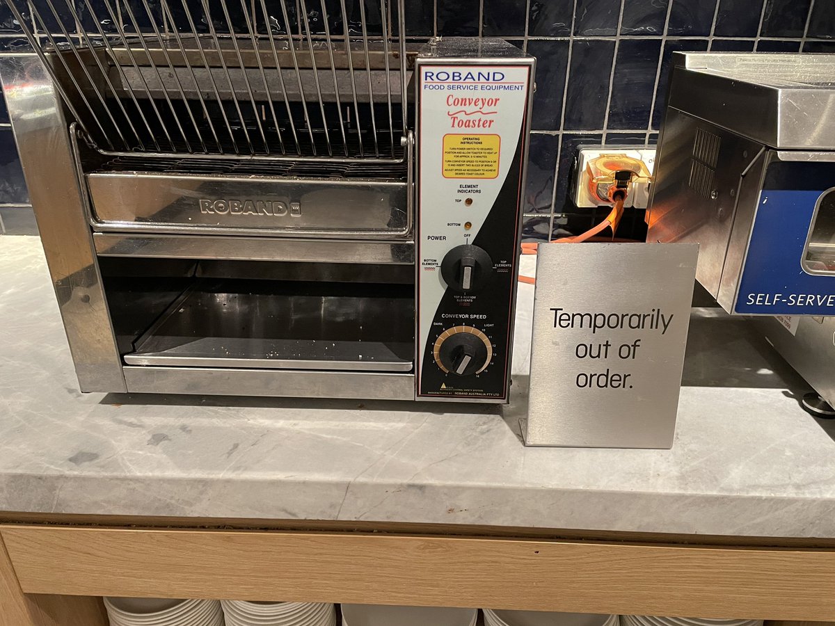 JohnRDonovan's tweet photo. Hi @Qantas  Many thanks for the delicious meal in the Brisbane flight lounge at 7:45 on Wednesday evening. And supplemented by a fantastic vegetarian meal on the flight. @crikey_news https://t.co/qCGqTRu7WU