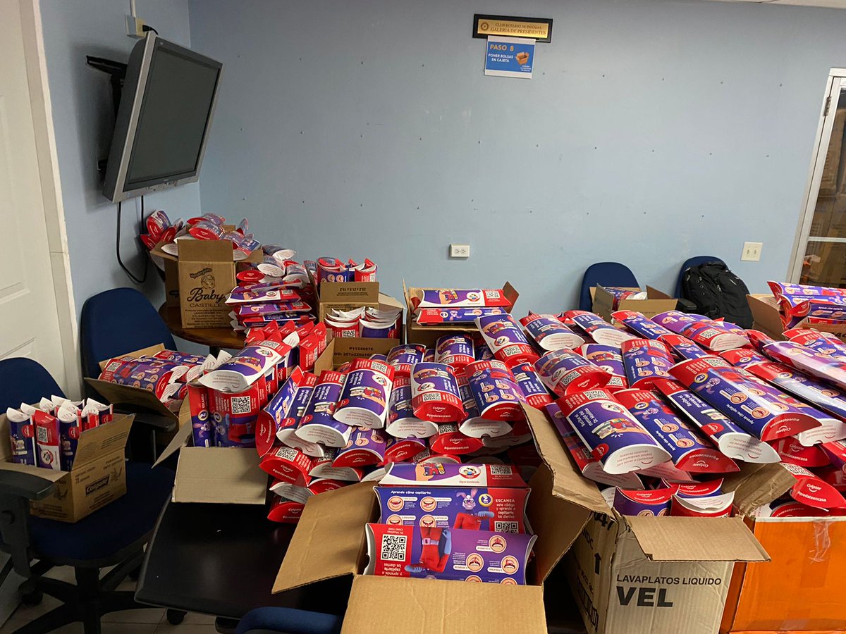 RotarioPanama's tweet photo. Miembros del Club Interact de Panamá @interactpanama arman kits de higiene dental Colgate @colgate en Casa Rotaria, como apoyo a las actividades del Club Rotario de Panamá. ¡Juntos transformamos!

#rotary #rotariosenpanama #somosrotary #somosgentedeaccio #clubrotariopanama https://t.co/J1MitiF6ox