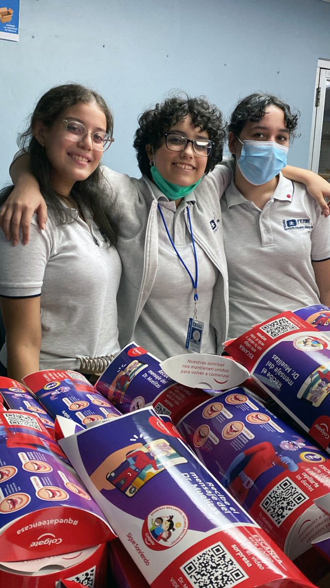 RotarioPanama's tweet photo. Miembros del Club Interact de Panamá @interactpanama arman kits de higiene dental Colgate @colgate en Casa Rotaria, como apoyo a las actividades del Club Rotario de Panamá. ¡Juntos transformamos!

#rotary #rotariosenpanama #somosrotary #somosgentedeaccio #clubrotariopanama https://t.co/J1MitiF6ox