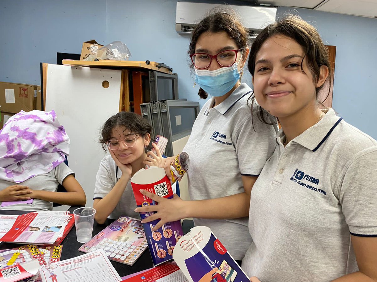 RotarioPanama's tweet photo. Miembros del Club Interact de Panamá @interactpanama arman kits de higiene dental Colgate @colgate en Casa Rotaria, como apoyo a las actividades del Club Rotario de Panamá. ¡Juntos transformamos!

#rotary #rotariosenpanama #somosrotary #somosgentedeaccio #clubrotariopanama https://t.co/J1MitiF6ox