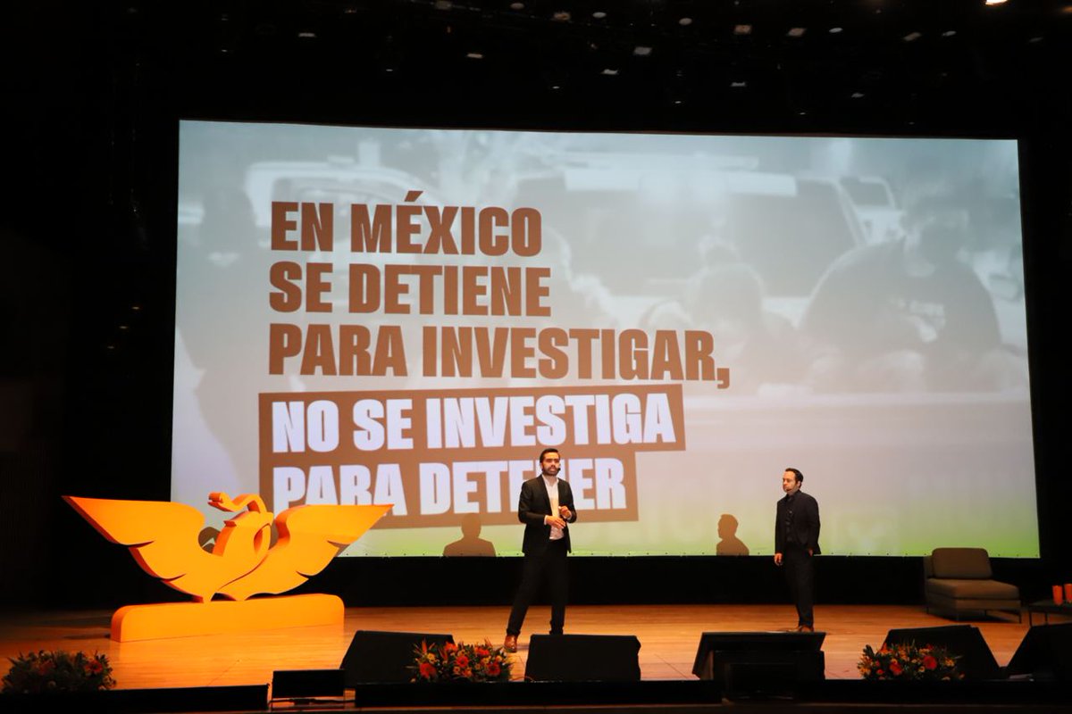MovCiudadanoMX's tweet photo. 3. En México se detiene para investigar, no se investiga para detener. 4 de cada 10 personas encarceladas no han recibido sentencia por parte de un juez.

Necesitamos que la justicia ya no dependa solo del Ministerio Público y que se elimine la prisión sin juicio. https://t.co/iZhBensFhX