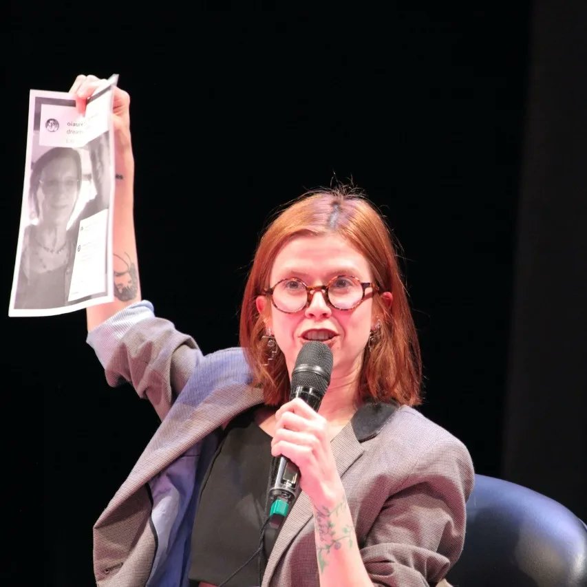 valerumlivro's tweet photo. Temos #tbt dessa mesa incrível na #flipflop2022 ,
Foi um papo bem bacana e teve @oiaure , @brunavieira, @papoulasdouradas e revelações!🔍🧐
Quem foi???
#valerumlivro #flipflop #literatura #literaturapop #editoraseguinte #bookstagram #livros https://t.co/0DjUFSDI9i