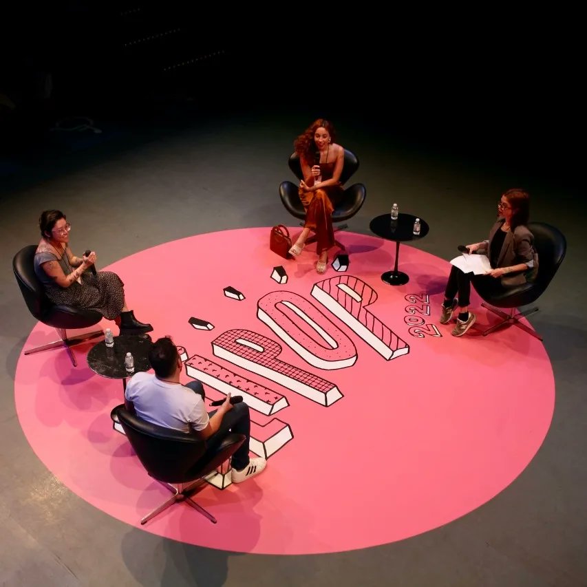 valerumlivro's tweet photo. Temos #tbt dessa mesa incrível na #flipflop2022 ,
Foi um papo bem bacana e teve @oiaure , @brunavieira, @papoulasdouradas e revelações!🔍🧐
Quem foi???
#valerumlivro #flipflop #literatura #literaturapop #editoraseguinte #bookstagram #livros https://t.co/0DjUFSDI9i