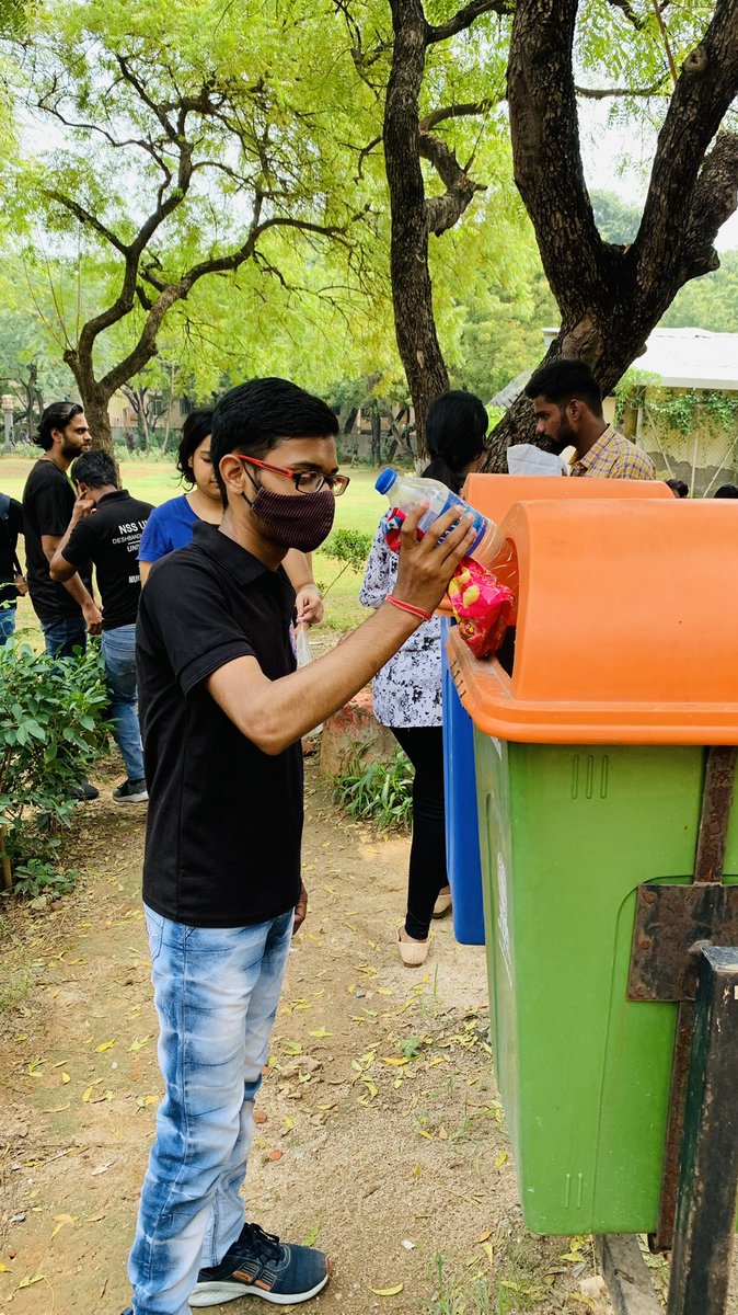 @NssunitDbc organized #Cleanup drive in the #Campus to create awareness about #SwachchBharat & Healthy living.

Many student volunteers of @_NSSIndia & faculties joined the awareness rally.

#SwachhataPakhwada #SwachchBharatMission @UnivofDelhi #AzadiKaAmritMahotsav
