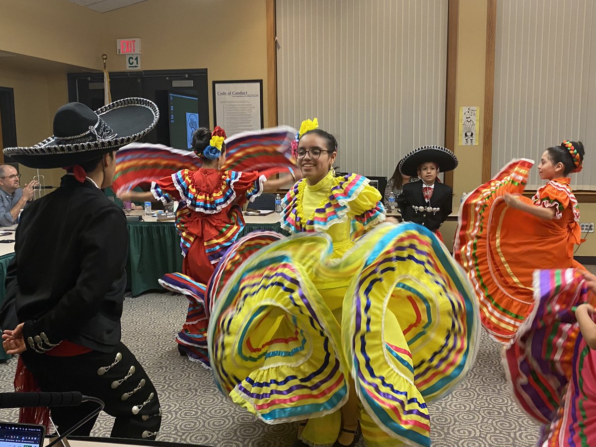 Woodland50News's tweet photo. Special guests joined us for an amazing performance of traditional Mexican dances in honor of Hispanic Heritage Month! #LifeintheW https://t.co/0kBeDmaD7D
