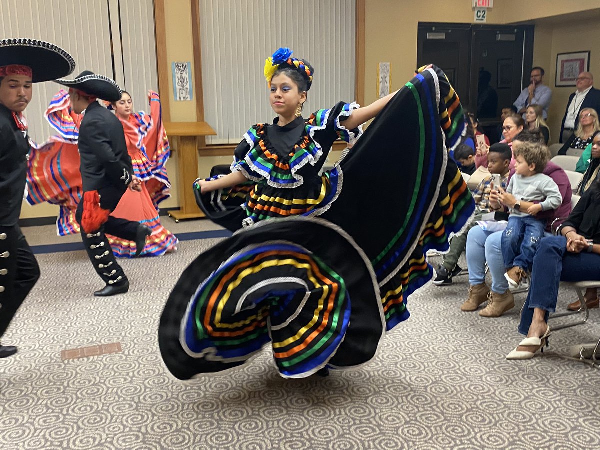 Woodland50News's tweet photo. Special guests joined us for an amazing performance of traditional Mexican dances in honor of Hispanic Heritage Month! #LifeintheW https://t.co/0kBeDmaD7D