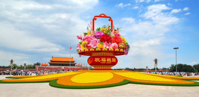 xia93288368's tweet photo. 18米高“祝福祖国”花��篮
亮相天安门广场
喜迎国庆！ https://t.co/vVbw0BdUcy