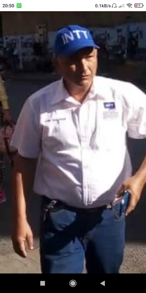 Rafachipi's tweet photo. Este señor con uniforme de INTT trabaja en el terminal de Puerto la Cruz, hace días presencie como maltrato a 2 señores 3ra edad por negarse a darle 5$ que le pide a las personas que compran su pasaje para viajar y al negarse a pagarlo no les permitió montarse en el bus. https://t.co/moDFnmpOWR