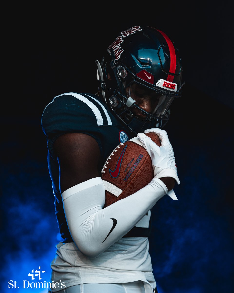 OleMissFB's tweet photo. Navy, navy, white 🧊

#DripInTheSip | #HottyToddy https://t.co/KBLbNbD7xG