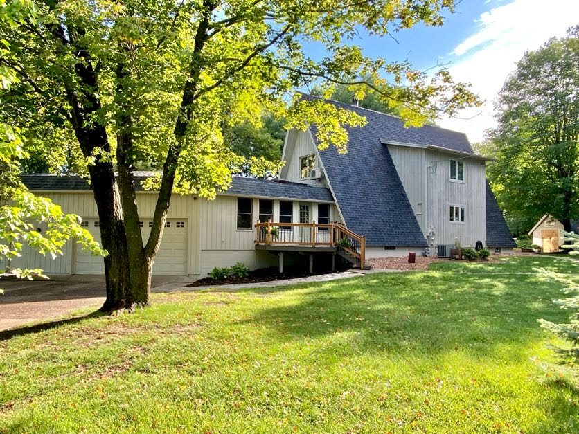 MikeandLaine's tweet photo. ⚡️Price reduced on this New Richmond, WI home!⚡️
Outside city limits but close to downtown New Richmond, this 3 bedroom A-frame home is nestled in the established wooded Oak Ridge development.

https://t.co/dstMIMRSA7 https://t.co/lnhCiFKmgM