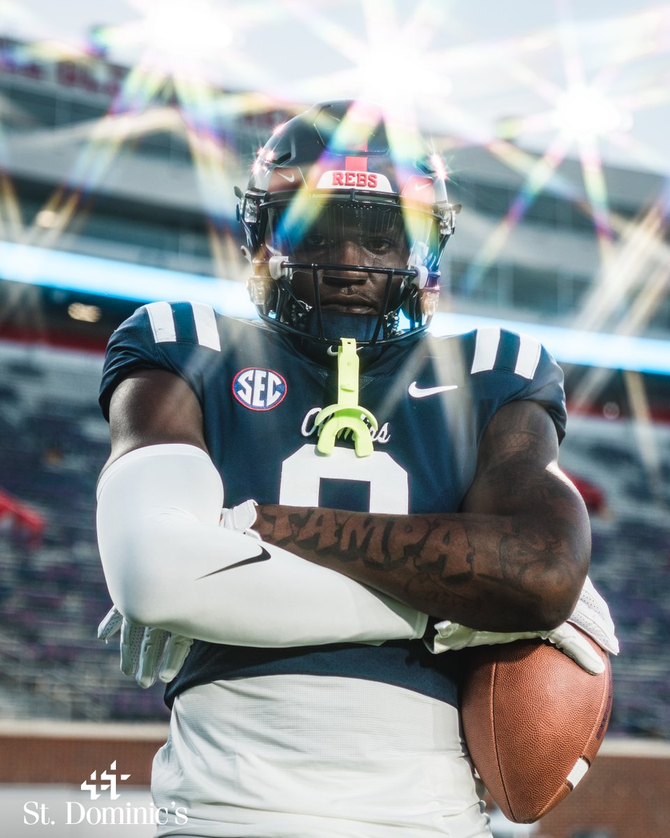 OleMissFB's tweet photo. Navy, navy, white 🧊

#DripInTheSip | #HottyToddy https://t.co/KBLbNbD7xG