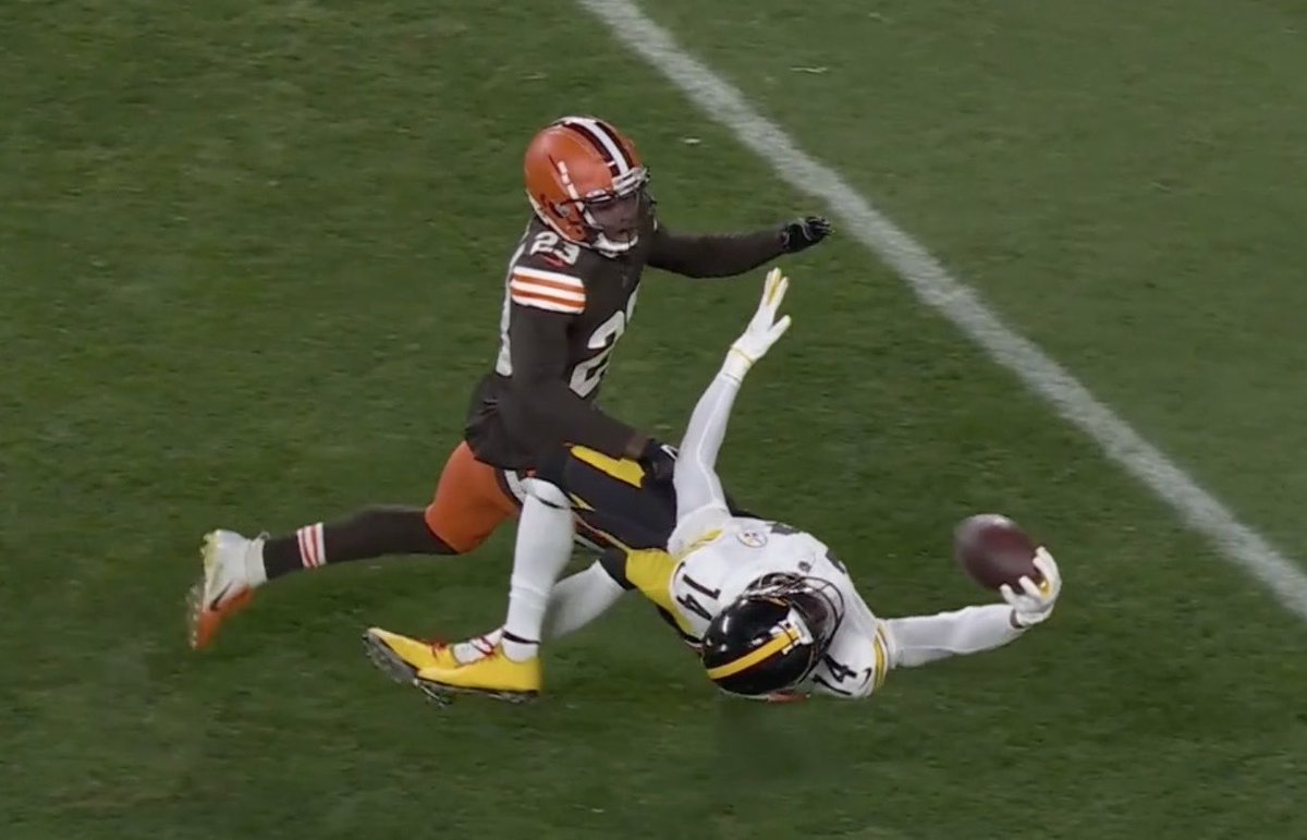 Jojogally's tweet image. GEORGE PICKENS CATCH OF THE YEAR!!! It’s only week 3 #ThursdayNightFootball  #Dropinthebucket