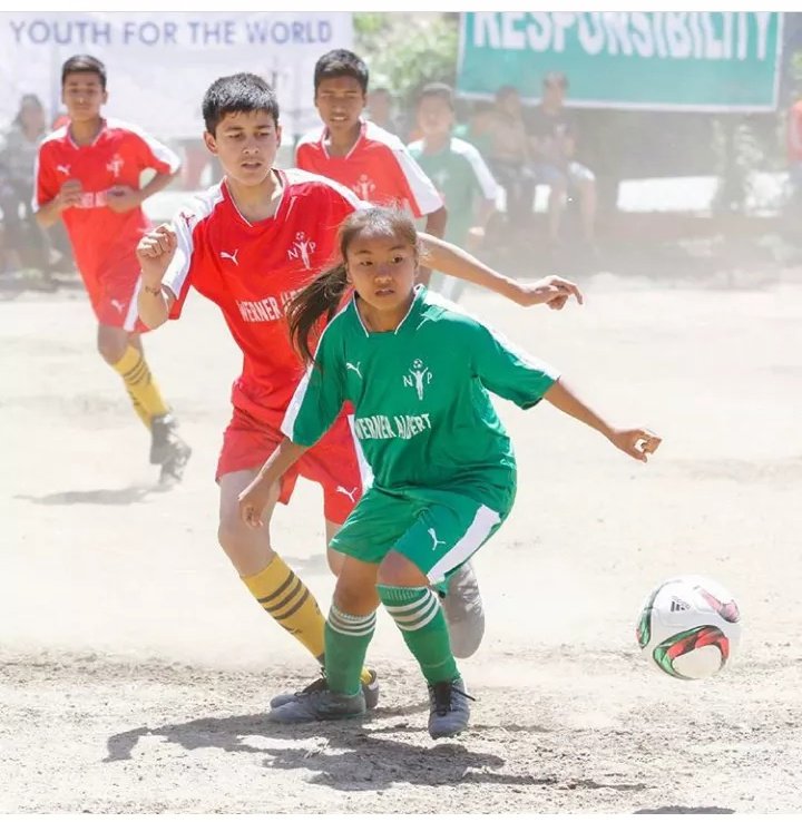 rghising's tweet photo. ४ फिट १० इन्च अग्ली छरिता खेलाडी #प्रीति राई यिनै हुन्, जाे #SAFFwomensChampionship2022 काे सेमिफाइनलमा भारतविरूद्व १-० जितमा प्लेयर अफ दि म्याच भएकी थिइन् । उनी २ वर्षअघिसम्म फुटसल र धुलाम्मे मैदानमा केटाहरूसँग खेल्न व्यस्त हुन्थिन् ।
#NepalFootball #PreetiRai #womensteps https://t.co/Atf11Zk5z3