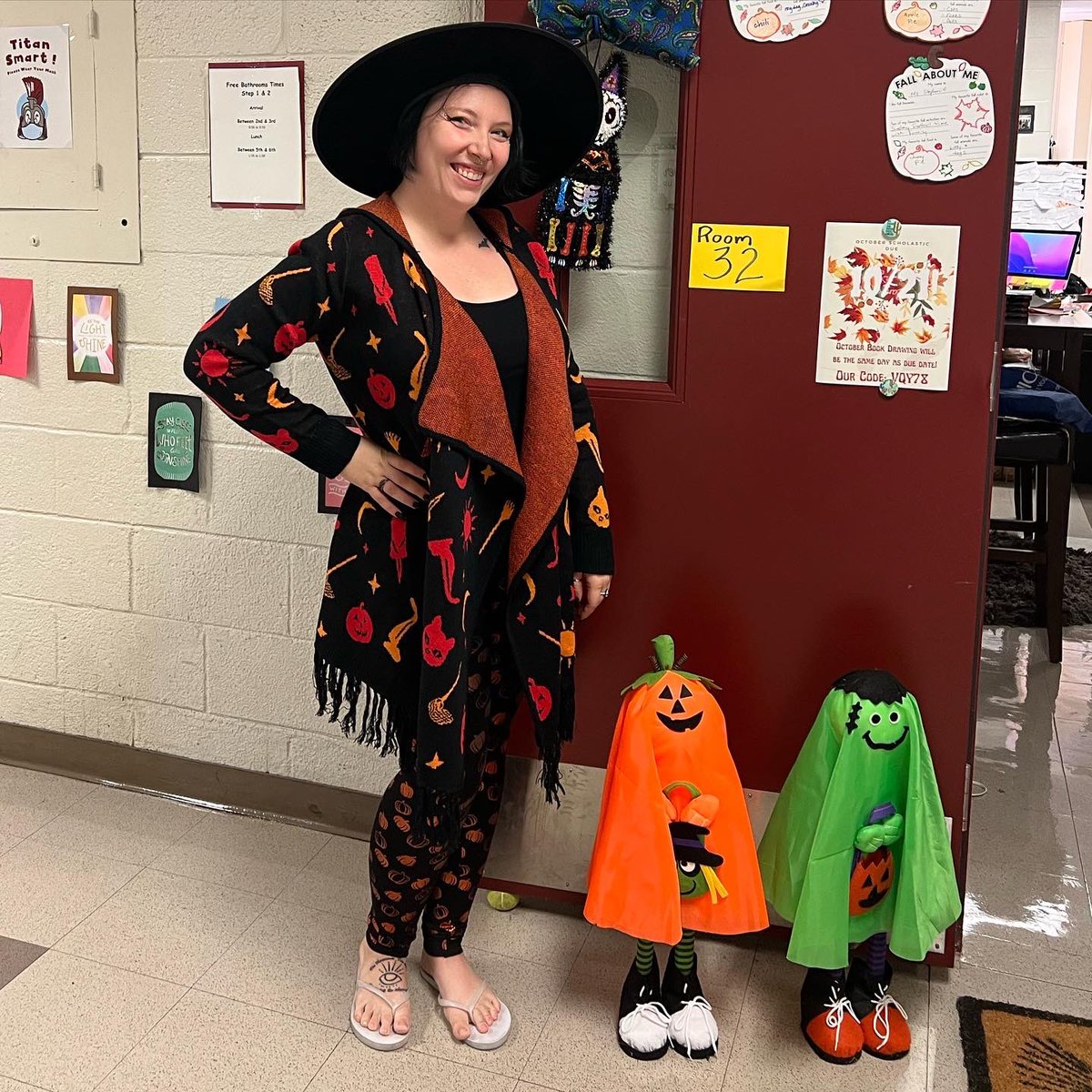 MsHillClassroom's tweet photo. Had such a fun time making Monster Bookmarks and celebrating the First Day of Fall with my students! #elateacher #firstdayoffall #schoolmemories #highschool #educator #teacherlife https://t.co/Pw5AMZuI7d