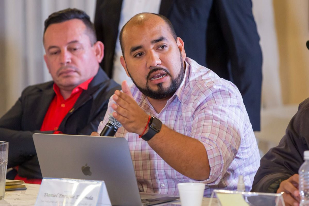 GobiernoHN's tweet photo. "Se instruye suspender las clases de mañana viernes y las actividades extracurriculares del sábado y del domingo, se ponen a disposición los planteles escolares para funcionar como albergues y la flota de vehículos para colaborar en las tareas de contingencia". @SpondaDaniel https://t.co/4DiJiKOpMA