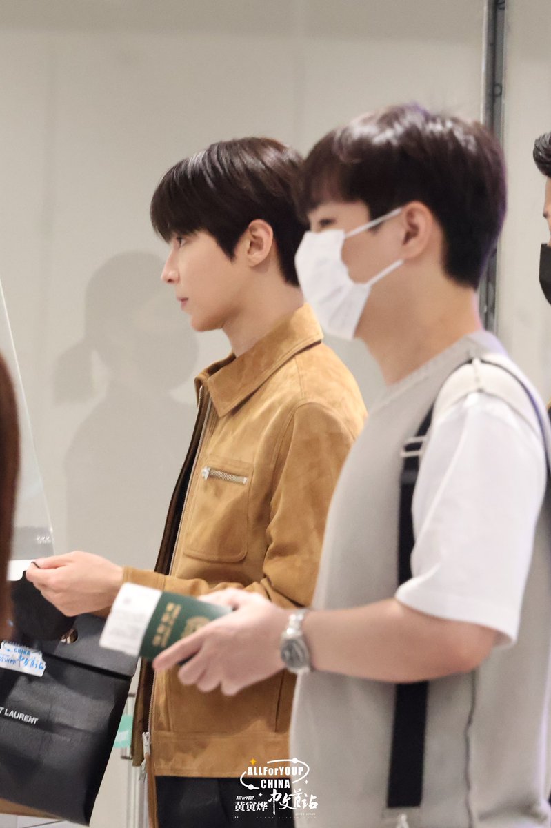 InYoup_Latam's tweet photo. 📸 | 22.09.22

Hwang InYoup en el aeropuerto para tomar su vuelo a Manila para dar su fanmeeting!!

Esperemos que tengas un buen viaje HIY🤍✈️

#HwangInYoup #HIY #황인엽 #ฮวังอินยอบ #ファンイニョプ https://t.co/0qeUj1e1Hu