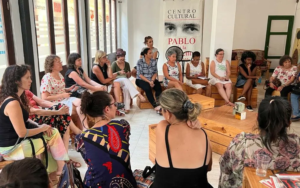 CaroGaillard's tweet photo. 💜 Junto a @AdelaSegarra y @MaraBrawer, participamos del encuentro "Diálogos de género: mujeres en las transformaciones populares" organizado por el Proyecto Cultural Feminista @brujaspcf en el Centro Pablo De La Torriente Brau de La Habana, Cuba. https://t.co/fNSey1UNBG