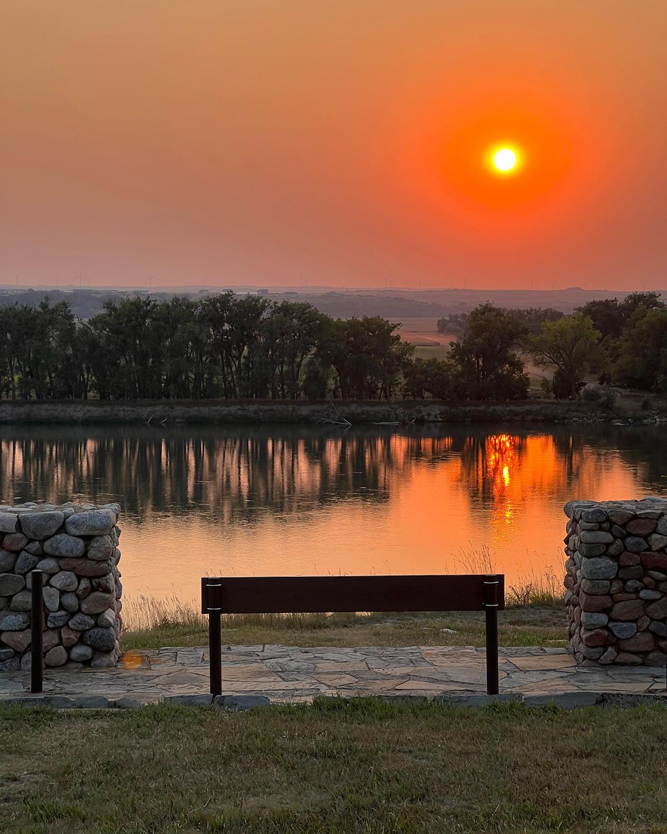 NorthDakota's tweet photo. A peaceful moment along the Missouri River to end your day. #BeNDLegendary 

IG credit: @steph.a.w
📍: Double Ditch Indian Village https://t.co/qfE5UfkExY