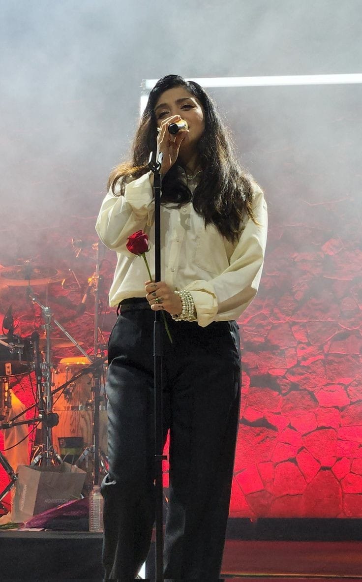 codigolaferte's tweet photo. Hoy nuestra querida @monlaferte lanzo sus boletos Meet and grate para los próximos shows en Sudamérica ✨️

Pudieron conseguirlos? 💖 https://t.co/832ZwtEfCO