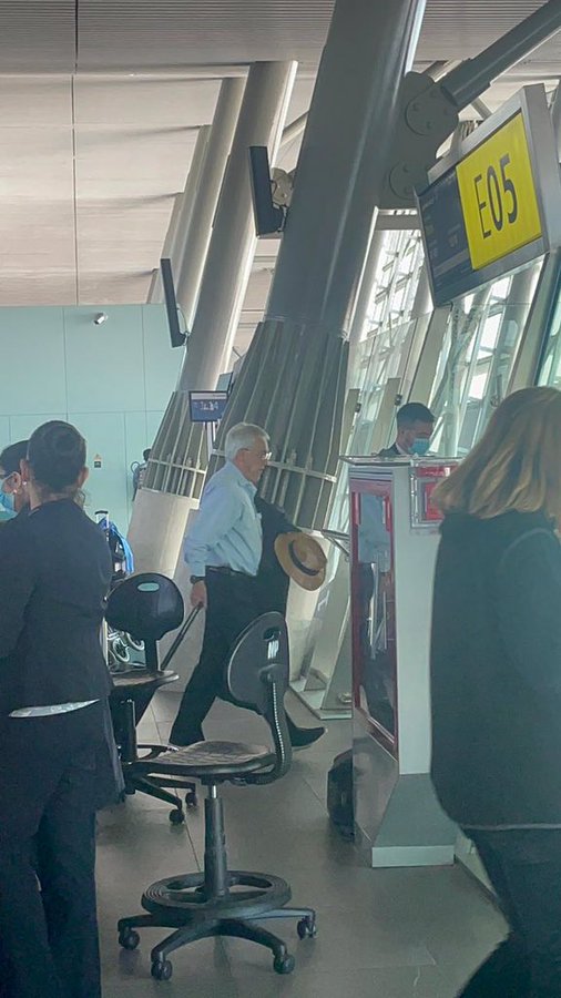 pablito1978's tweet image. Lo que son las cosas, justo ahora que quedo la cagadita con el #Hackeo a los correos de las FFAA, @sebastianpinera sale arrancando rapidito olvidando como previendo que algo va a pasar, y ya estan saliendo los primeros datos dentro de su mandato! Como la rata que es, ahi va!