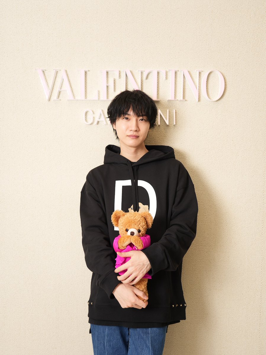 vanityfair_cast's tweet photo. ＃桜田通 ＃ヴァレンティノ ガラヴァーニ ‘ロックスタッズ ペット’ を取り扱うポップアップストア伊勢丹新宿店に ＃山本美月 ＃大政絢 ＃石井杏奈など、ペットを愛する数々のセレブリティとともに来店！
#RockstudPet https://t.co/I3zwpFFP6m