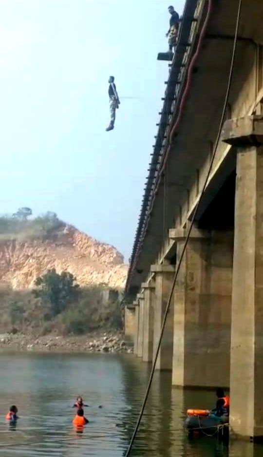 BSF_TCS's tweet photo. #PicoftheDay
"मुश्किलें कब तक रास्ता रोक पाएंगी,
लक्ष्य प्रबल हो तो मंजिल भी घुटने टेक जाएगी।।"
सीमा सुरक्षा बल सर्वर सतर्क...
#BSF
#ConfidenceJump
#NationFirst
#FirstLineOfDefence https://t.co/KxuiugurDI