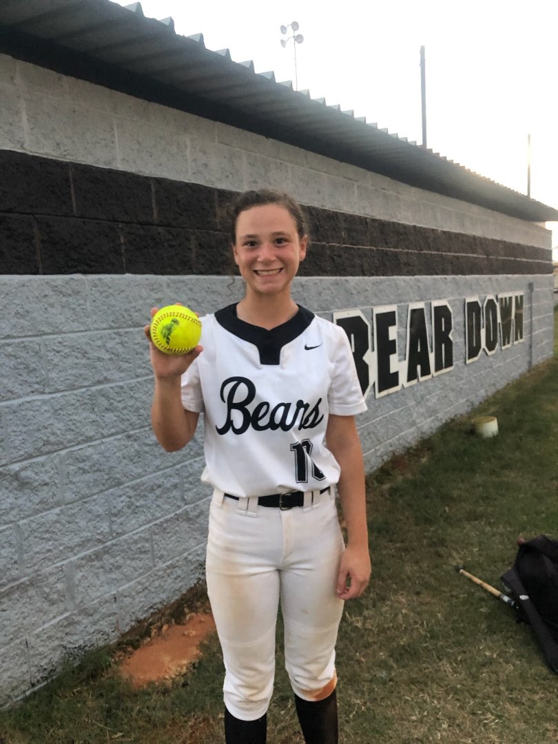 HoCoSoftball's tweet photo. Swept Lee County tonight! 🧹🧹🧹 Bats came alive, and defense made more great plays! Congrats to @Ansleigh_Darby on her first high school homerun! Enjoyed having the little bears there to cheer us on! #BABB 🐻⬇️🥎 https://t.co/L2FYa3rN62