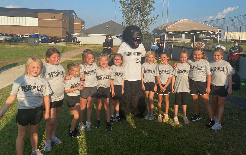 HoCoSoftball's tweet photo. Swept Lee County tonight! 🧹🧹🧹 Bats came alive, and defense made more great plays! Congrats to @Ansleigh_Darby on her first high school homerun! Enjoyed having the little bears there to cheer us on! #BABB 🐻⬇️🥎 https://t.co/L2FYa3rN62