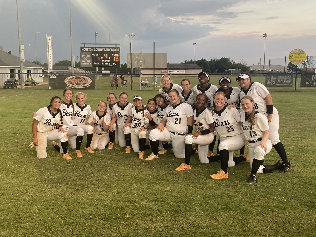 HoCoSoftball's tweet photo. Swept Lee County tonight! 🧹🧹🧹 Bats came alive, and defense made more great plays! Congrats to @Ansleigh_Darby on her first high school homerun! Enjoyed having the little bears there to cheer us on! #BABB 🐻⬇️🥎 https://t.co/L2FYa3rN62
