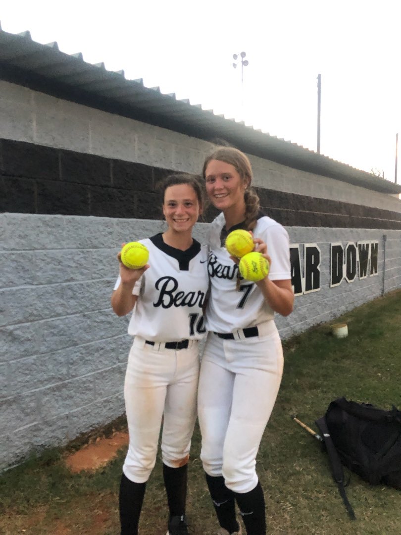 HoCoSoftball's tweet photo. Swept Lee County tonight! 🧹🧹🧹 Bats came alive, and defense made more great plays! Congrats to @Ansleigh_Darby on her first high school homerun! Enjoyed having the little bears there to cheer us on! #BABB 🐻⬇️🥎 https://t.co/L2FYa3rN62