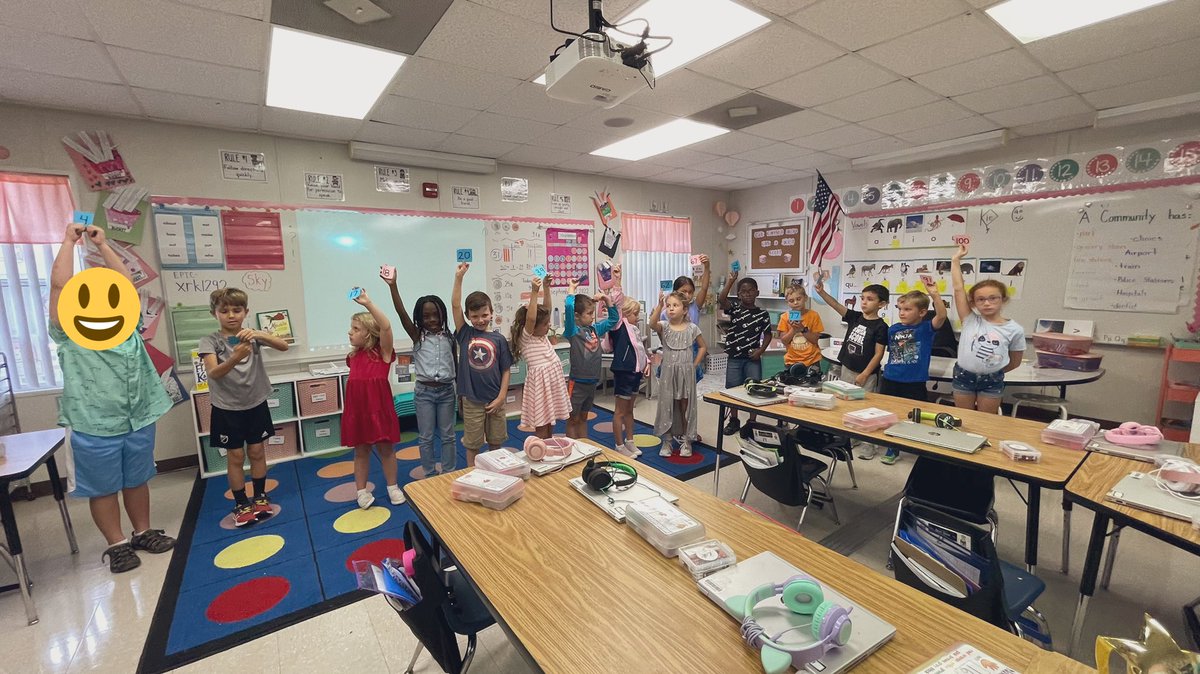 MsMacri3's tweet photo. Habit #6 Synergize - Our class reviewed for an upcoming math test by putting random numbers in order from least to greatest! They did a fabulous job working together! @LaurelOakElem https://t.co/FNYhBnkWlX