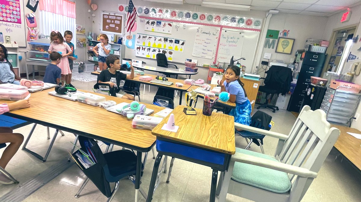 MsMacri3's tweet photo. Habit #6 Synergize - Our class reviewed for an upcoming math test by putting random numbers in order from least to greatest! They did a fabulous job working together! @LaurelOakElem https://t.co/FNYhBnkWlX
