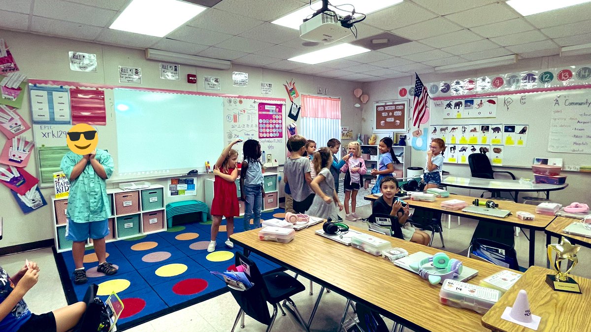 MsMacri3's tweet photo. Habit #6 Synergize - Our class reviewed for an upcoming math test by putting random numbers in order from least to greatest! They did a fabulous job working together! @LaurelOakElem https://t.co/FNYhBnkWlX