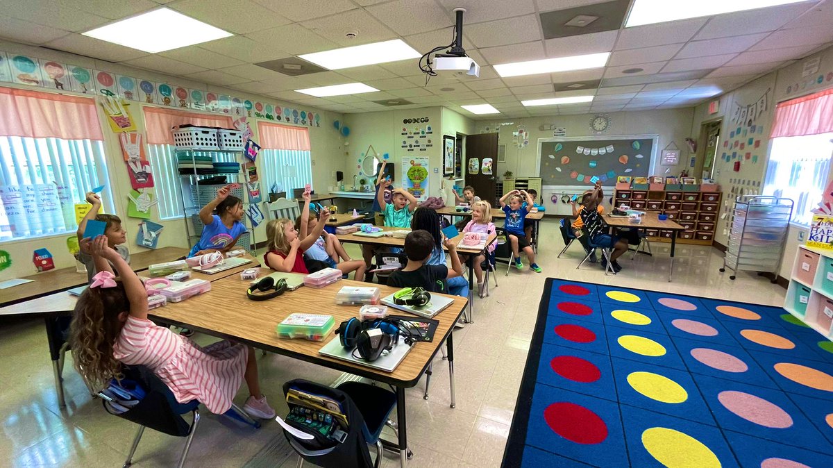 MsMacri3's tweet photo. Habit #6 Synergize - Our class reviewed for an upcoming math test by putting random numbers in order from least to greatest! They did a fabulous job working together! @LaurelOakElem https://t.co/FNYhBnkWlX