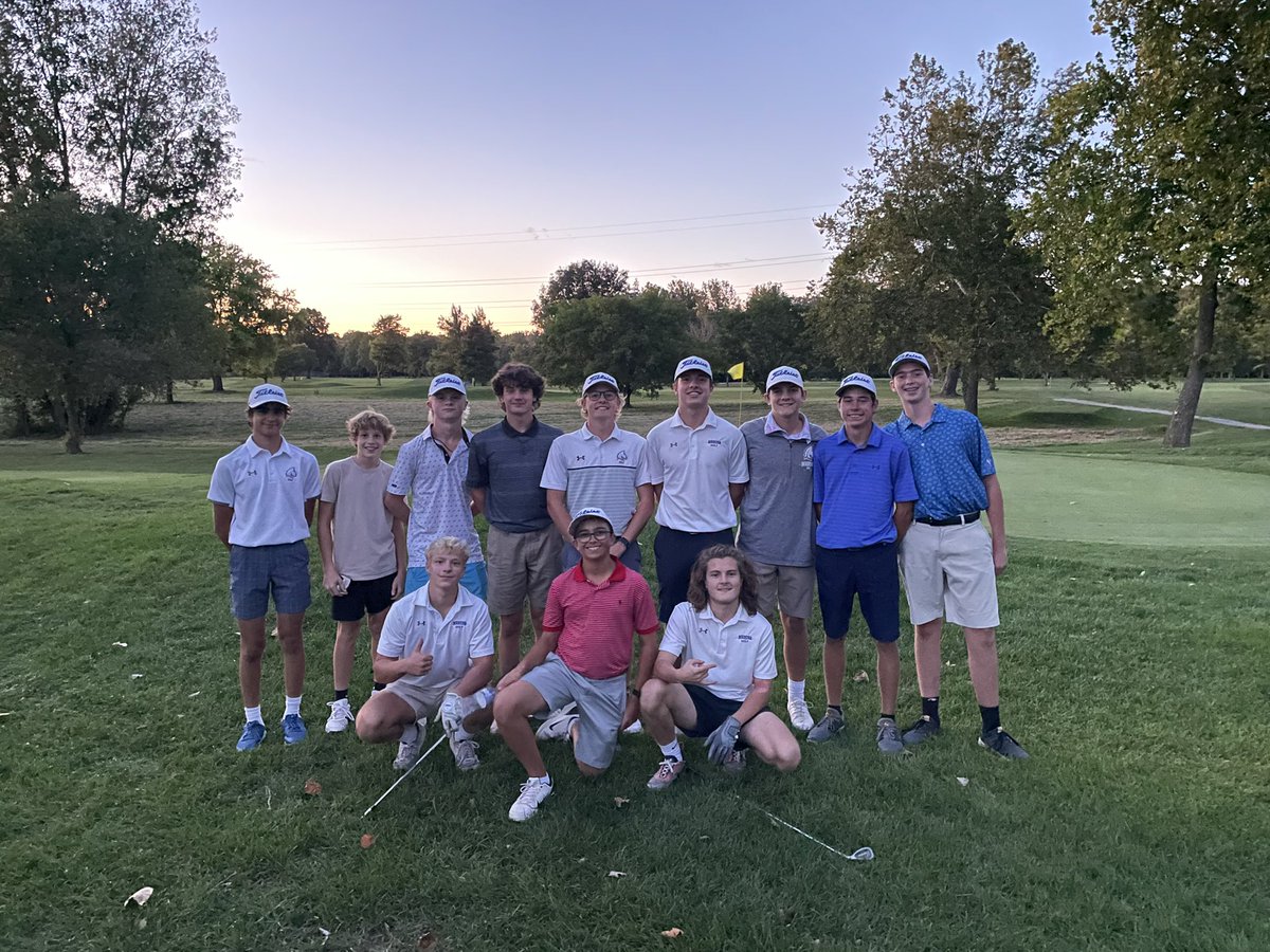 MadeiraGolfTeam's tweet photo. It was an awesome night, honoring our seniors with one final intrasquad scramble at Little Miami. Congrats to our senior team (caddied by their dads) who prevailed over the juniors in a one hole playoff! Thank you Seniors for 6 great years: Thomas, Luke, Jack, Grant, and Zach! https://t.co/eO50W91Sau
