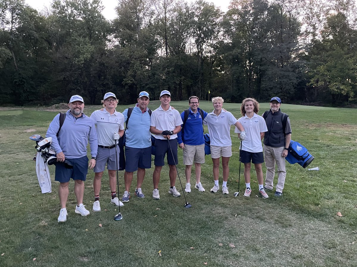 MadeiraGolfTeam's tweet photo. It was an awesome night, honoring our seniors with one final intrasquad scramble at Little Miami. Congrats to our senior team (caddied by their dads) who prevailed over the juniors in a one hole playoff! Thank you Seniors for 6 great years: Thomas, Luke, Jack, Grant, and Zach! https://t.co/eO50W91Sau