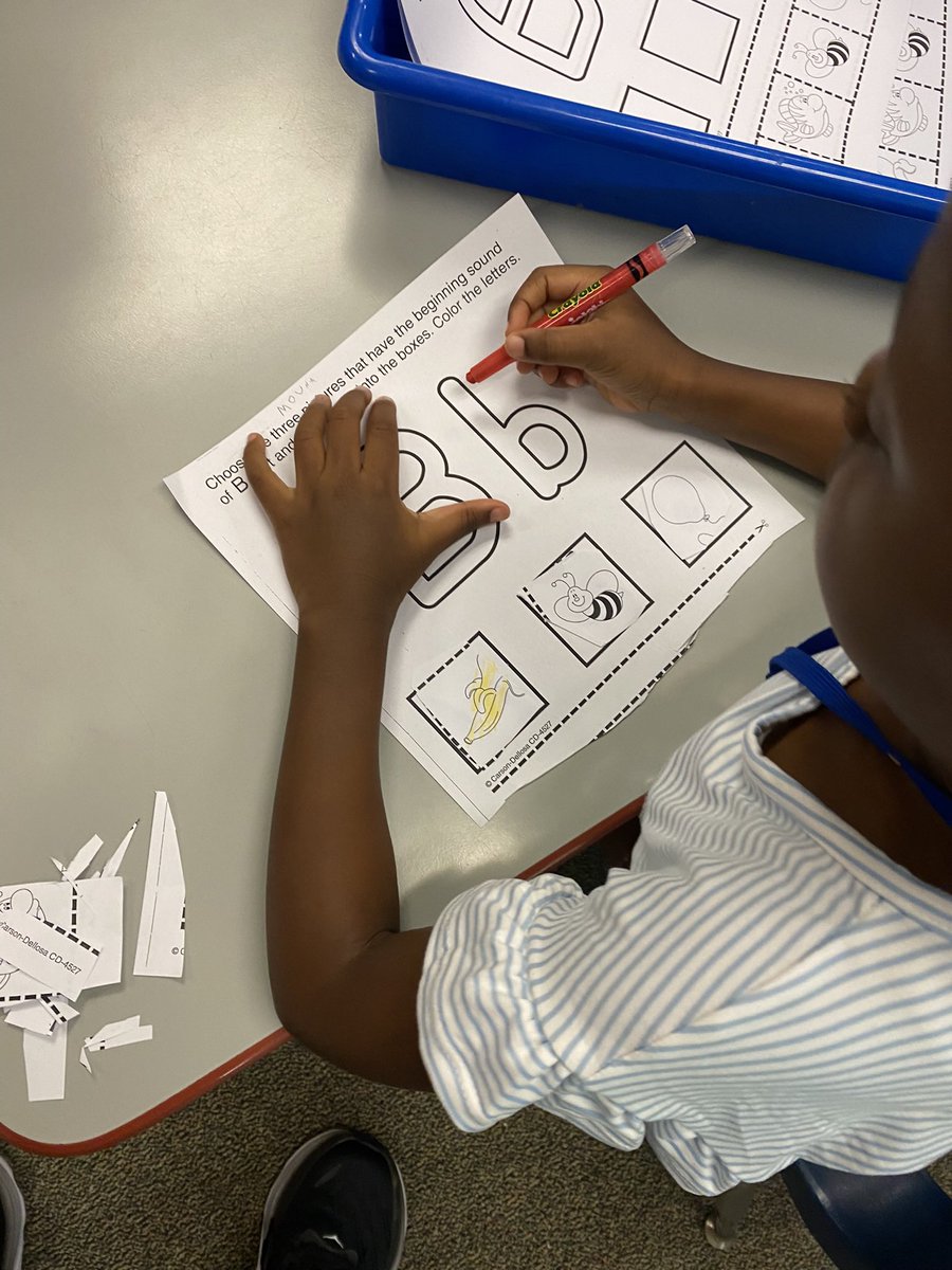 Learning our letters and their sounds.  Nice work! 😊👍🏻<a href="/CoveSchoolOwls/">Cove Elementary School</a> @beverly_schools <a href="/readingwithtlc/">Reading with TLC</a>