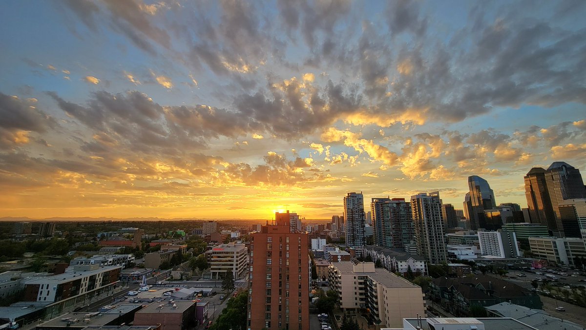 BadWeatherKyle's tweet photo. Equinox sunset!

90 sleeps till days start getting longer #yyc https://t.co/DpSjgjdzKr