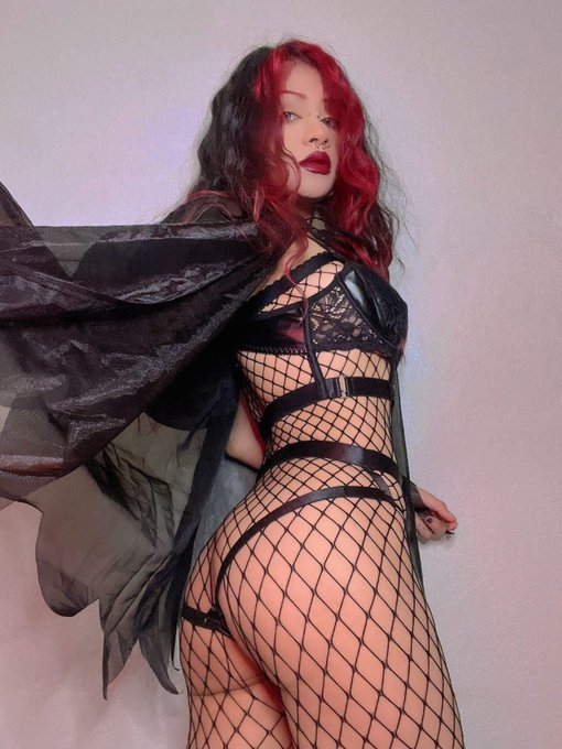 Just a little batty🦇🖤 https://t.co/RR2YC7GLqk