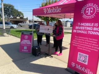kkgeorge71's tweet photo. I had the BEST day at work. It was an honor to award The Toppenish Mural Society a $50,000 grant through @TMobile #Hometowngrants. Made this small town girl very proud to work for such an Amazing company. @JonFreier @MetroMagneto @geoffdean10 @TraceyNielsen99 @JohnStevens_ https://t.co/a3mQHYxNpM